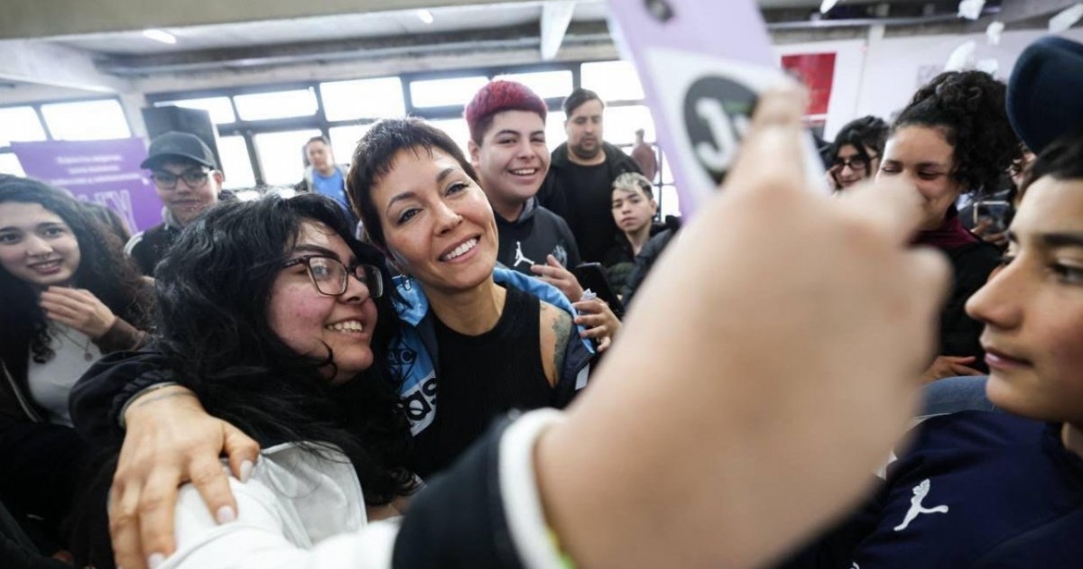 Mayra Mendoza presentó junto a Laura Sánchez los principales puntos de la Ley Ema ante más de 300 jóvenes del programa Envión en Ezpeleta.